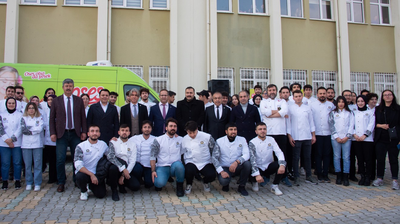 Selçuk Üniversitesinde öğrencilere çiğ köfte ikram edildi